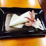 民宿 坂の上 - イカの丸焼き。シンプルに塩とレモン汁で頂きました。美味