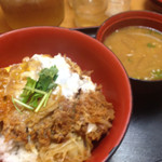 かつさと - かつ丼。ランチタイムで600円で豚汁つき。
            かつ丼単品だと500円。思ったより量たっぷり‼︎