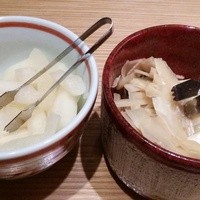 一心 金子 - 卓上の漬物