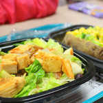 Wendy's - 料理写真:スパイシーチキンサラダ(ハーフ) USD4.99、ブロッコリー&チーズベイクドポテト USD3.29