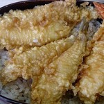 満る善 - 天ぷら 満る善 ＠森下 天丼（上）には海老2本・鱚・甲烏賊・穴子が盛り込まれます