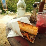 バラック - いわしトマト煮のバインミーと飲みかけのモラ