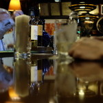 ヤナガセ - 重厚な一枚板のカウンターは座る値打ち有り