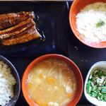 Yoshinoya - 麦とろ鰻皿午前豚汁980円