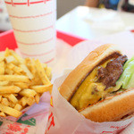IN-N-OUT BURGER - チーズバーガーセット USD5.65(税込USD6.16)