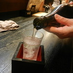だるまや - 日本酒（ 奥　純米吟醸原酒）を注いでもらいます♪