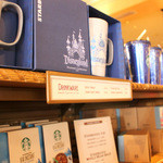 Market House - ディズニーランド60周年マグカップ、ミッキータンブラー等が売っている