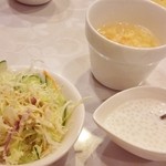 川菜館 - 注文すると即座に現れる汁とサラダ