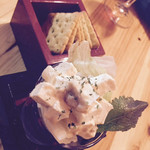 浪漫家 - こちらが、クリームチーズの酒粕鶏みそ和え。
      まるで豆腐よう。
      濃厚な旨味がお酒を誘います！
      こちらもお持ち帰り瓶あり！