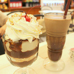 Ghirardelli Chocolate - 料理写真:チョコレートソース・サンデー USD9.95、チョコレートミルクドリンク(スモール) USD2.5