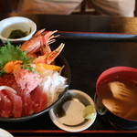 海鮮どんぶり亭 - スペシャル海鮮丼（ネタ、ライス大盛り）