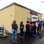 麺屋 彩未 - 「味噌叉焼麺(大盛)を食べて外に出ると、この大行列(店内にも約20名が待つ)」