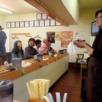 麺屋 彩未 - 開店直後の店内「店員のお姉さんが入店順の客が何処に座ったかを確認している－素晴らしいオペレーション」