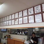 麺屋 彩未 - カウンター上に一体何人の有名人のサインが並んでいるのだろうか？