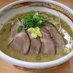 人気の「味噌らーめん(叉焼トッピング,大盛り)」