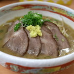 麺屋 彩未 - ビジュアル的には、生姜が載っている以外に特に変わったラーメンではないが…