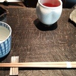 Narutomi - 蕎麦つゆ、薬味、お茶。