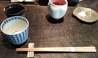 Narutomi - 蕎麦つゆ、薬味、お茶。