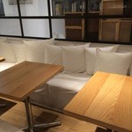 24/7 cafe apartment - 白と木の内装