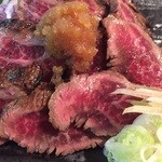 Shuritsu Ooi - 和牛内もも肉の肉のタタキ風