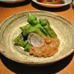 酒とそば まるき - 万願寺ししとうの肉味噌かけ