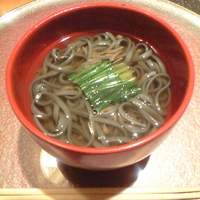 みまつ - 炭を練り込んだ黒いおうどん。（炭うどん）温でも冷でもお好みの状態で出していただけます