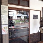 アオジ ソシガヤ - 店の外に注意書きや営業時間の案内があります