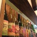 アオジ ソシガヤ - 可愛らしいワインボトルが並んでいます