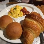 ファクトリー - 朝食セットのパン、スクランブルエッグ
