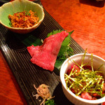 よろにく - 手前から、ユッケ風ローストビーフ、イチボの炙り、白センマイ