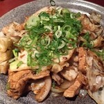 日本一 - もつ焼き。にんにくも効いてて食欲がわきます。たっぷりのもつです。