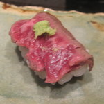 御二九と八さい はちべー - ハラミにぎり。２貫供されます。