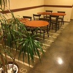 ティーハウス茶屋 - 改装前の駐輪場の面影があるコンクリートの床