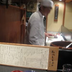 御二九と八さい はちべー - 手前のスープが気になる厨房