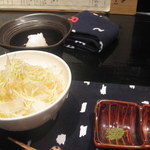 御二九と八さい はちべー - 肉が焼けるのを待つテーブルセット