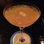 バー ノーブル - サイドカー。程良く砕け散った粗目状の氷が心地良く口中を駆け巡る。