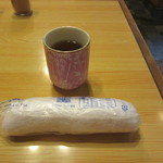 笹巻けぬきすし総本店 - 冷たいお茶と冷たいおしぼり