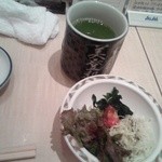 梅丘寿司の美登利 - カウンター席で、お茶とサラダ