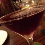 蚤の市 - 夜間飛行:ブランデー、カシスリキュール、グレナデンシロップ、レモンジュース