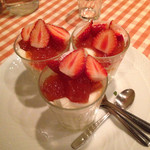 山岸食堂 - イチゴソースのパンナコッタ