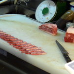 今久 - 厨房では続々と肉が捌かれていく