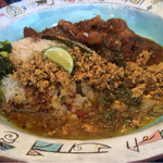 鯛出汁と鶏キーマの2層カレー、麩と豚挽肉軟骨カレー  のあいがけ 900円