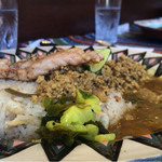 鯛出汁と鶏キーマの2層カレー、麩と豚挽肉軟骨カレー  のあいがけ 900円