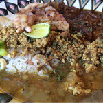 鯛出汁と鶏キーマの2層カレー、麩と豚挽肉軟骨カレー  のあいがけ 900円