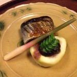 Kawabata - 幽庵焼き（幽安焼き、柚庵焼き、祐庵焼き、ゆうあんやき）は、和食の焼き物のひとつで、幽庵地（醤油・酒・味醂の調味液にユズやカボスの輪切りを入れたもの）を用いた魚の付け焼き