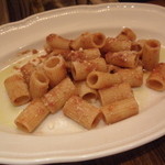 イゾラ スメラルダ - 牛赤ワインラグーソース　リガトーニ