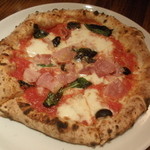 イゾラ スメラルダ - プロシュットコット、バジルとオリーブのトマトピッツァ