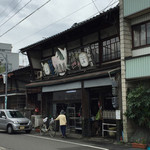 大亀屋 - お店の右端に鯖焼き器が見えます。