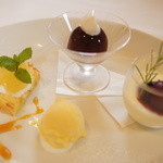 ブラッセリー ラシュレ - デザート盛り合わせ。レモングラスのアイス、オレンジケーキ、珈琲の水まんじゅう、クリームチーズのムースにブルーベリーソース。