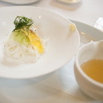 ブラッセリー ラシュレ - 長崎よりの海でとれたヤリイカを表面だけボイルしてイカそうめん風に、野菜のブイヨンの出汁をかけて